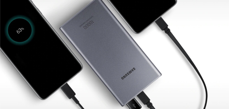 Power bank заряжает два устройства одновременно