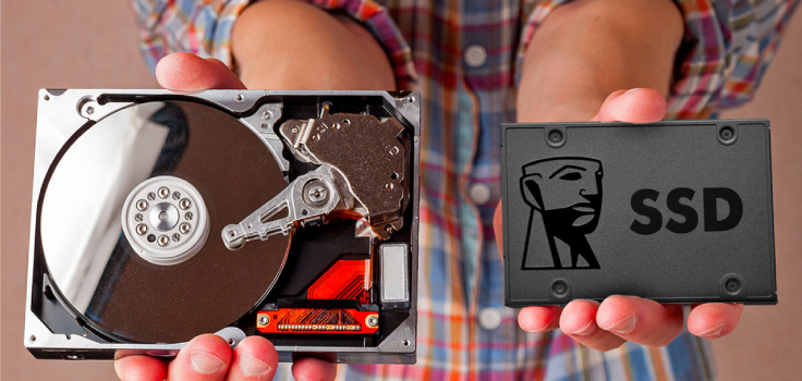 ssd и hdd в руках на переднем плане